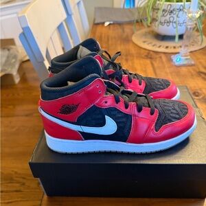 Air Jordan 1 Mid SE (GS) black/fire red/white